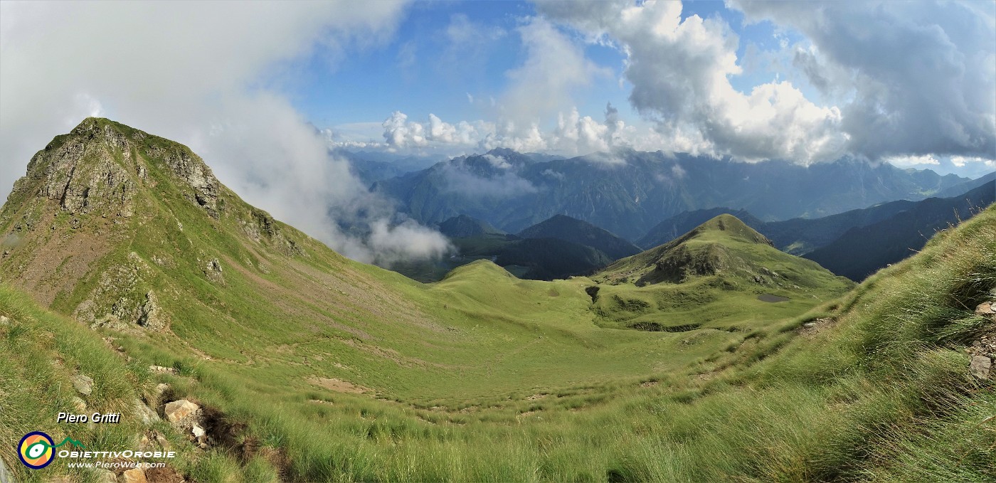 90 Bella vista verso il Monte Avaro a dx e il Triomene a sx.jpg